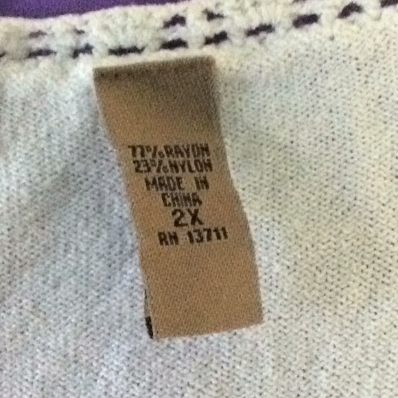 I.e. woman sleeveless blouse in cream size 2X. B5 - Picture 4 of 6